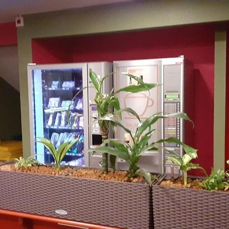 南特堡茹宫快捷酒店 外观 照片 A vending machine in a French train station