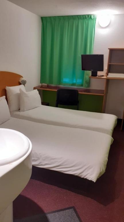 南特堡茹宫快捷酒店 外观 照片 A single room at the hotel