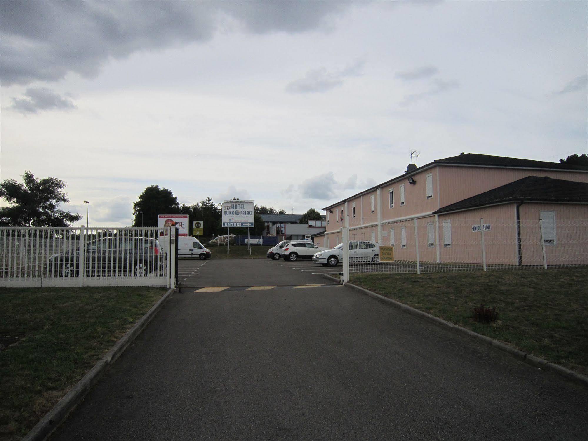 南特堡茹宫快捷酒店 外观 照片 The town hall in Écrammeville